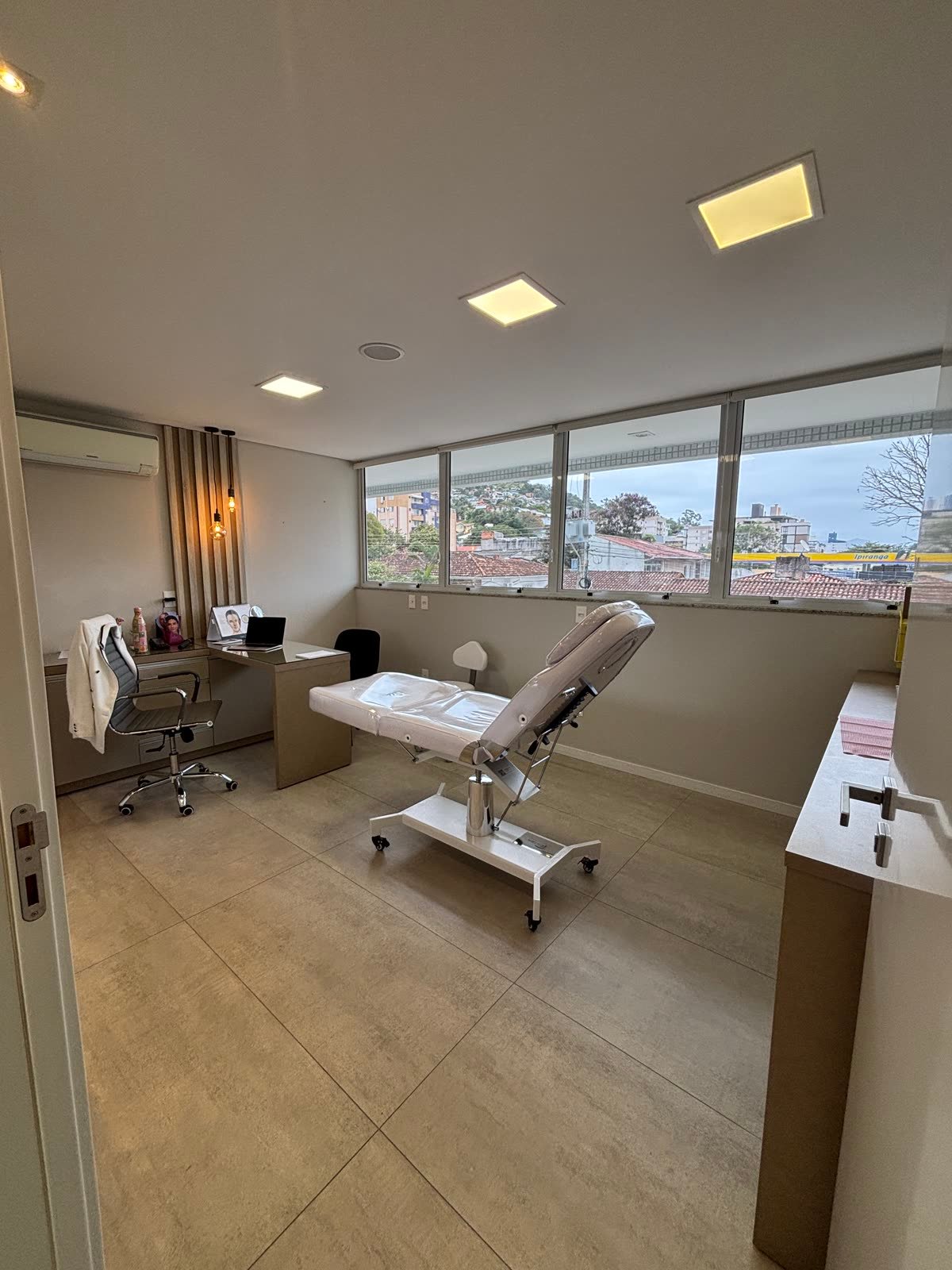 Sala de procedimentos com vista da AMMO Clínica Estética